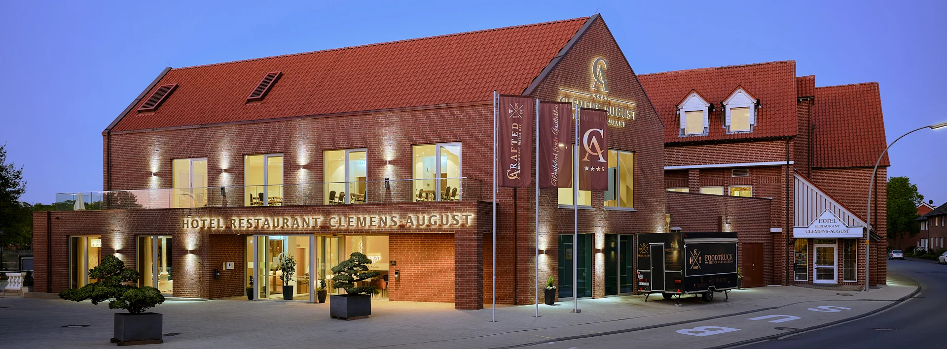 Außenaufnahme zur blauen Stunde